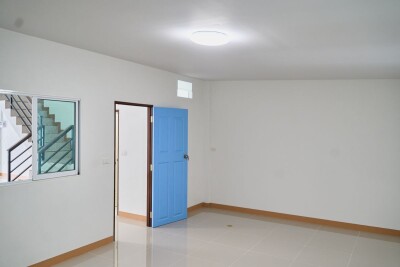 ทาวน์เฮ้าส์ 4 ห้องนอน  3 ห้องน้ำ  จอดรถได้ 4 คัน