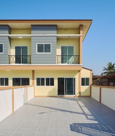 ทาวน์เฮ้าส์ 4 ห้องนอน  3 ห้องน้ำ  จอดรถได้ 4 คัน