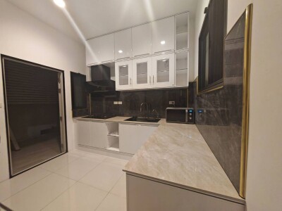 บางกอก บูเลอวาร์ด บางนา - ศรีนครินทร์ / 🛏 3 ห้องนอน | 🛁 3 ห้องน้ำ | 🛋 1 ห้องรับแขก