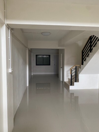 ตึกให้เช่า มีที่จอดรถกว้าง 20 คัน ติดตลาดกันตนา