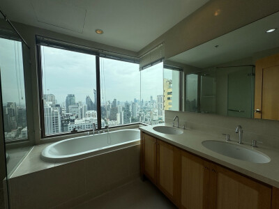 ดิ เอ็มโพริโอ เพลส / The Emporio Place