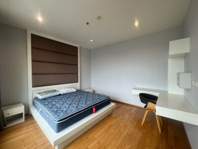 ดิ เอ็มโพริโอ เพลส / The Emporio Place