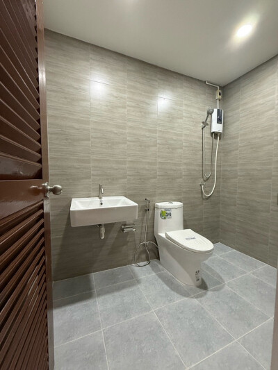 ทาวน์เฮาส์โทนสีขาว-เทา อบอุ่น สดใส ในซอยรามคำแหง 142-11