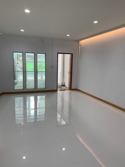 ทาวน์เฮ้าส์ รีโนเวทใหม่ ปุณณวิถี 47  / ตรงข้ามคอนโดเดอะกรีน 2ทาวน์เฮ้าส์ 22 ตร.วา 2 ชั้น