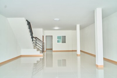 ทาวน์เฮ้าส์ 4 ห้องนอน  3 ห้องน้ำ  จอดรถได้ 4 คัน