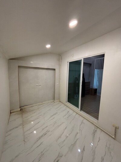 บ้านแฝด สวย ตกแต่งพร้อม ทำเลดี สงบ ปลอดภัย ใกล้แหล่งชุมช