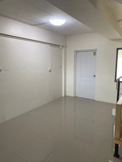 ตึกให้เช่า มีที่จอดรถกว้าง 20 คัน ติดตลาดกันตนา