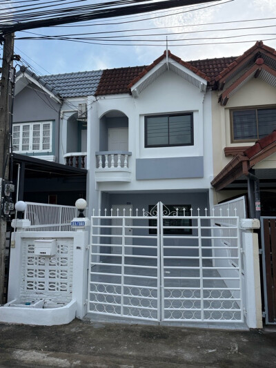 ทาวน์เฮาส์โทนสีขาว-เทา อบอุ่น สดใส ในซอยรามคำแหง 142-1