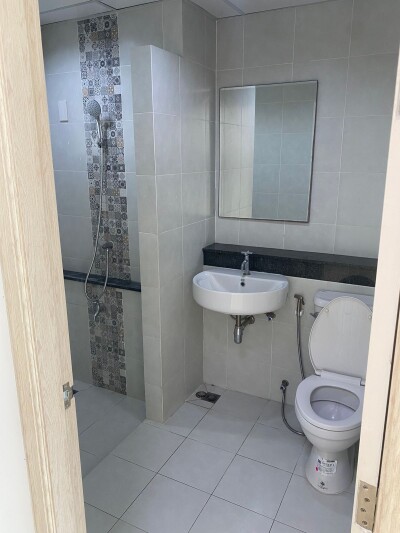 ตึกให้เช่า มีที่จอดรถกว้าง 20 คัน ติดตลาดกันตนา