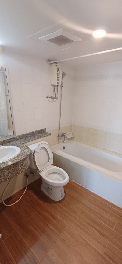 นาวิน คอร์ท / 69 ตรม.   ชั้น8. ห้อง 8B4