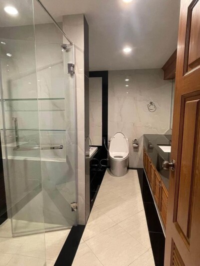 ร่วมสุข คอนโด /  ขนาด 320 ตรม.  ชั้น 9 *