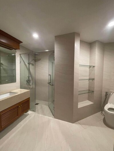 ร่วมสุข คอนโด /  ขนาด 320 ตรม.  ชั้น 9 *