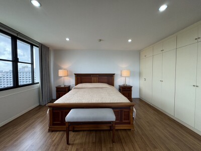 ริเวอไรน์ เพลส คอนโดมิเนียม /  218.43 ตารางเมตร ชั้น 12 *