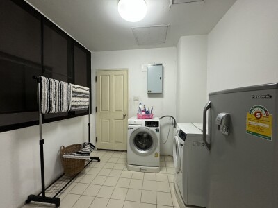 ริเวอไรน์ เพลส คอนโดมิเนียม /  218.43 ตารางเมตร ชั้น 12 *