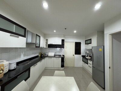 ริเวอไรน์ เพลส คอนโดมิเนียม /  218.43 ตารางเมตร ชั้น 12 *