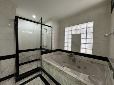 ริเวอไรน์ เพลส คอนโดมิเนียม /  218.43 ตารางเมตร ชั้น 12 *