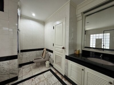 ริเวอไรน์ เพลส คอนโดมิเนียม /  218.43 ตารางเมตร ชั้น 12 *