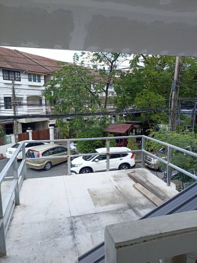 โฮมทาวน์ ออฟฟิส ย่านลาดพร้าว ซอย 128/1 ตรงข้าม ซ.101