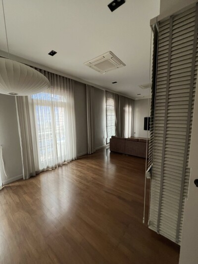 บ้านกลางเมือง แกรนด์ เดอ ปารีส รัชดา / 3 ชั้น 2 หลัง ภายในทุบต่อเติมติดกันเป็นหลังเดียวกัน  4 ห้องนอน-4