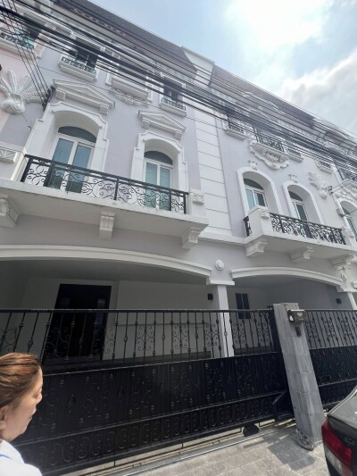 บ้านกลางเมือง แกรนด์ เดอ ปารีส รัชดา / 3 ชั้น 2 หลัง ภายในทุบต่อเติมติดกันเป็นหลังเดียวกัน  4 ห้องนอน-1