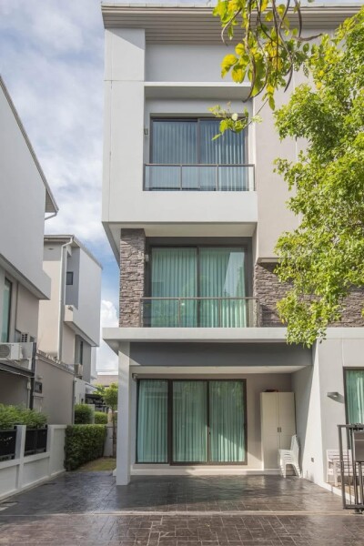 บ้านกลางเมือง Classe เอกมัย-รามอินทรา / ▪️บ้านแฝด 3 ชั้น  ▪️เนื้อที่ดิน 36.3  ตร.ว พื้นที่ใช้สอย 241ตร.ม.