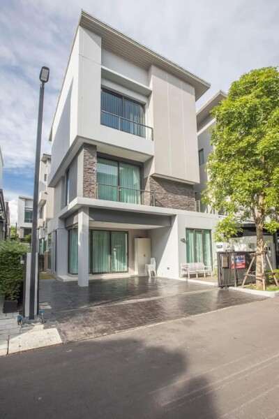 บ้านกลางเมือง Classe เอกมัย-รามอินทรา / ▪️บ้านแฝด 3 ชั้น  ▪️เนื้อที่ดิน 36.3  ตร.ว พื้นที่ใช้สอย 241ตร.ม.