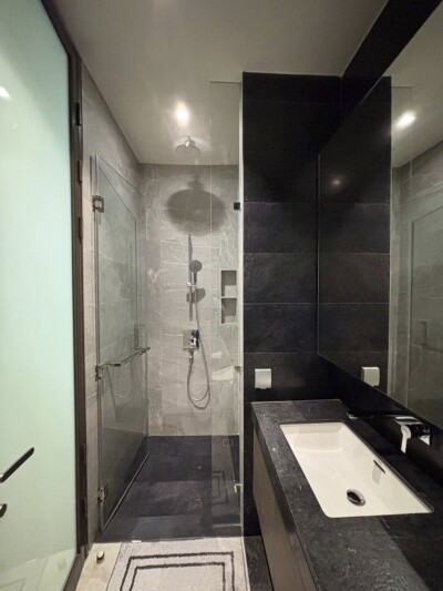 28 ชิดลม / 📐 พื้นที่ใช้สอย 70 ตร.ม. 🛌 ห้องมุม 2 ห้องนอน 🛁 2 ห้องน้ำ