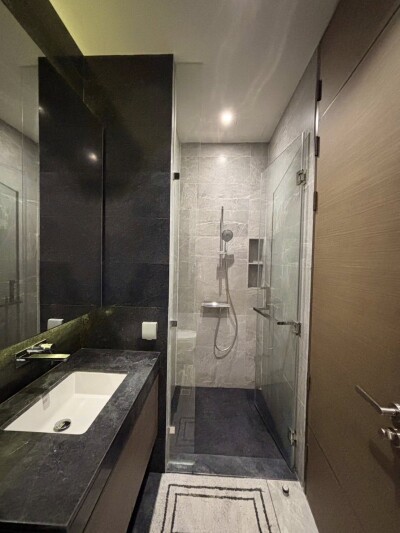 28 ชิดลม / 📐 พื้นที่ใช้สอย 70 ตร.ม. 🛌 ห้องมุม 2 ห้องนอน 🛁 2 ห้องน้ำ