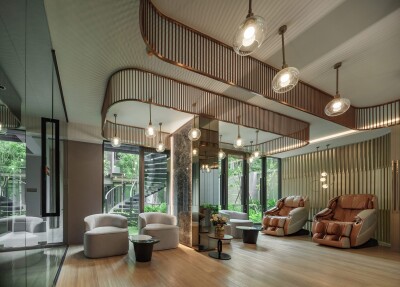 ลอยด์ ศูนย์วิจัย - ทองหล่อ / LLOYD Soonvijai - Thonglor