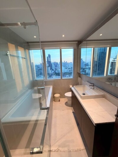 ทรู ทองหล่อ / Thru Thonglor