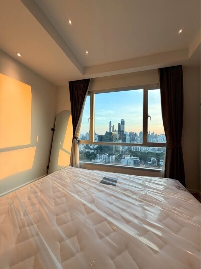 ทรู ทองหล่อ / Thru Thonglor