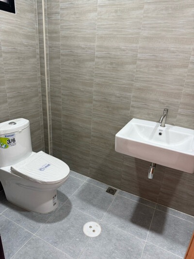 ทาวน์เฮาส์โทนสีขาว-เทา อบอุ่น สดใส ในซอยรามคำแหง 142-4