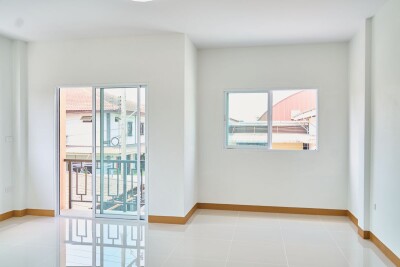 ทาวน์เฮ้าส์ 4 ห้องนอน  3 ห้องน้ำ  จอดรถได้ 4 คัน