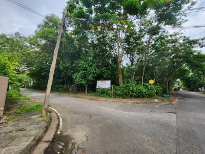 ขายที่ดินเปล่า 1-0-63 ไร่ หมู่บ้านนวธานี ที่ดินหันหน้าทางทิศใต้ แปลงมุม ใกล้ทางขึ้น ลงมอเตอร์เวย์-4