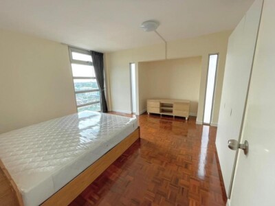 ริเวียร่า คอนโดมิเนียม / Riviera Condominium