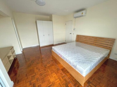 ริเวียร่า คอนโดมิเนียม / Riviera Condominium