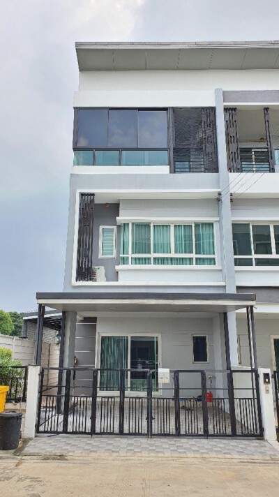 เดอะริคโค้ ทาวน์ วัชรพล / ชั้น 2 มี 2 ห้องนอน 2 ห้องน้ำในตัว มีแอร์ในห้องหน้า-2