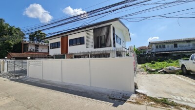 บ้านเดี่ยว สองชั้น เหมาะทำ home office จอดรถได้เยอะมาก รีโนเวทใหม่ ซอยโชคชัย 4 แยก 83 ตกแต่งพร้อม ให้เช่า-2