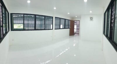 โกดัง พร้อมออฟฟิต 2 ชั้น ทำเลดี