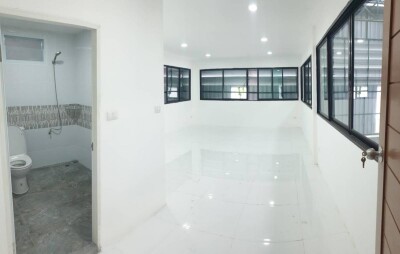 โกดัง พร้อมออฟฟิต 2 ชั้น ทำเลดี