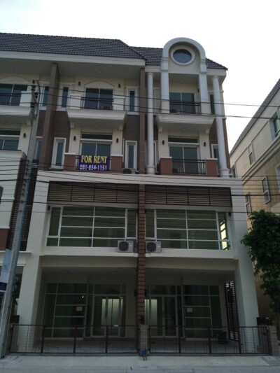 โฮมออฟฟิศ 4 ชั้น สุดยอดทำเล ที่จอดเพียบ-1