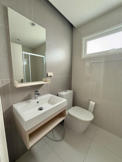 เดอะ คีย์ สาทร - เจริญราษฎร์ / 2 ห้องนอน  1 ห้องนั่งเล่น 1 ห้องอเนกประสงค์