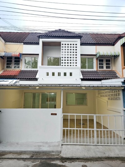 ทาวน์โฮม หมู่บ้านสรัลพร ถนนเลียบคลองภาษีเจริญฝั่งเหนือ ซอย 32 แขวงหนองแขม เขตหนองแขม กทม รีโนเวททั้งหลัง