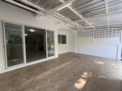 ทาวน์โฮม หมู่บ้านสรัลพร ถนนเลียบคลองภาษีเจริญฝั่งเหนือ ซอย 32 แขวงหนองแขม เขตหนองแขม กทม รีโนเวททั้งหลัง