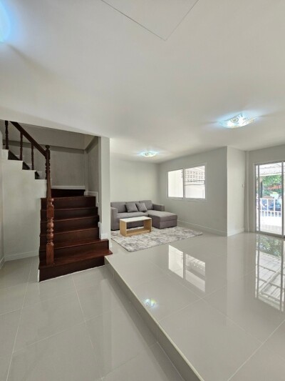 ทาวน์โฮม หมู่บ้านสรัลพร ถนนเลียบคลองภาษีเจริญฝั่งเหนือ ซอย 32 แขวงหนองแขม เขตหนองแขม กทม รีโนเวททั้งหลัง