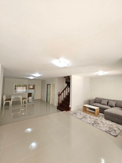 ทาวน์โฮม หมู่บ้านสรัลพร ถนนเลียบคลองภาษีเจริญฝั่งเหนือ ซอย 32 แขวงหนองแขม เขตหนองแขม กทม รีโนเวททั้งหลัง