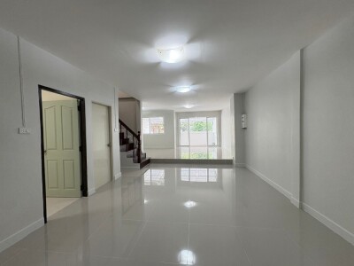 ทาวน์โฮม หมู่บ้านสรัลพร ถนนเลียบคลองภาษีเจริญฝั่งเหนือ ซอย 32 แขวงหนองแขม เขตหนองแขม กทม รีโนเวททั้งหลัง