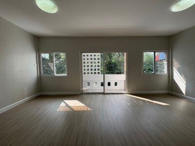 ทาวน์โฮม หมู่บ้านสรัลพร ถนนเลียบคลองภาษีเจริญฝั่งเหนือ ซอย 32 แขวงหนองแขม เขตหนองแขม กทม รีโนเวททั้งหลัง