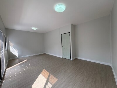 ทาวน์โฮม หมู่บ้านสรัลพร ถนนเลียบคลองภาษีเจริญฝั่งเหนือ ซอย 32 แขวงหนองแขม เขตหนองแขม กทม รีโนเวททั้งหลัง