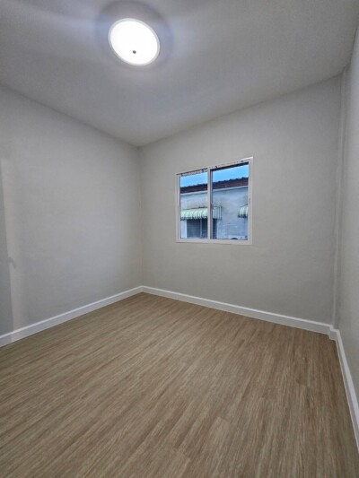 ทาวน์โฮม หมู่บ้านสรัลพร ถนนเลียบคลองภาษีเจริญฝั่งเหนือ ซอย 32 แขวงหนองแขม เขตหนองแขม กทม รีโนเวททั้งหลัง